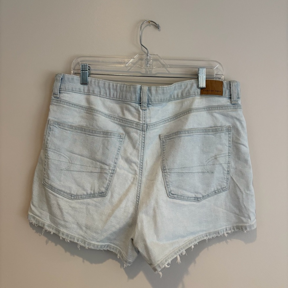 American Eagle Outfitters Light Wash Stretch Mom Jean Shorts - Picture 2 of 8